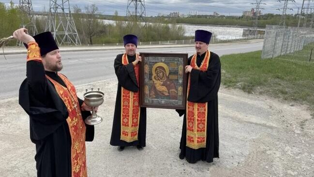 Священнослужители проехали по Перми с иконой Богородицы