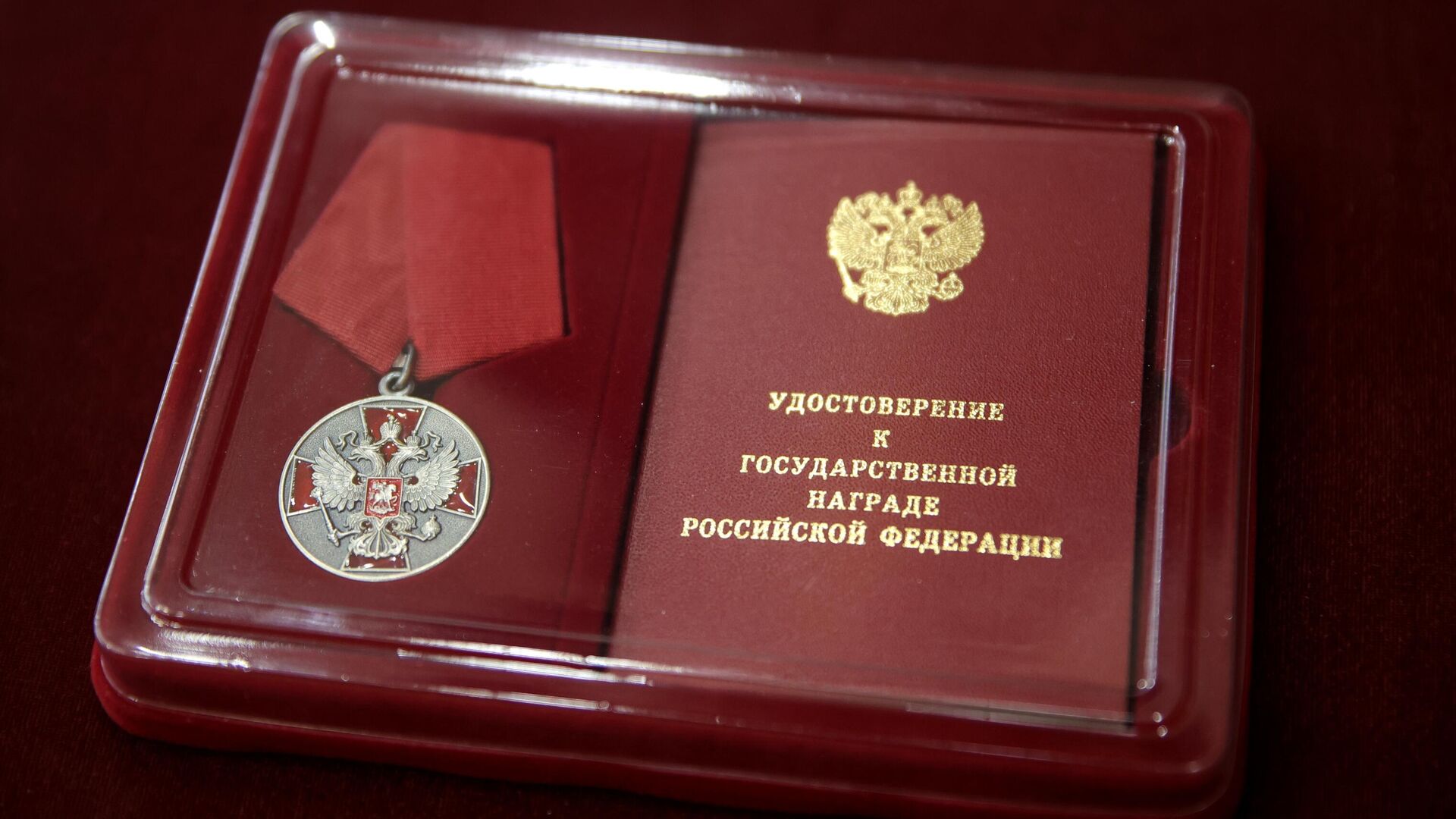 Госнаграды вручили военнослужащим МВО в честь Дня России