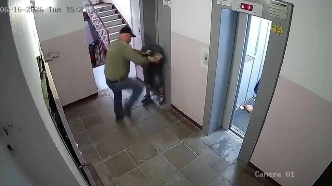 Во Владивостоке мужчина напал на подростка в подъезде из-за возникшего конфликта