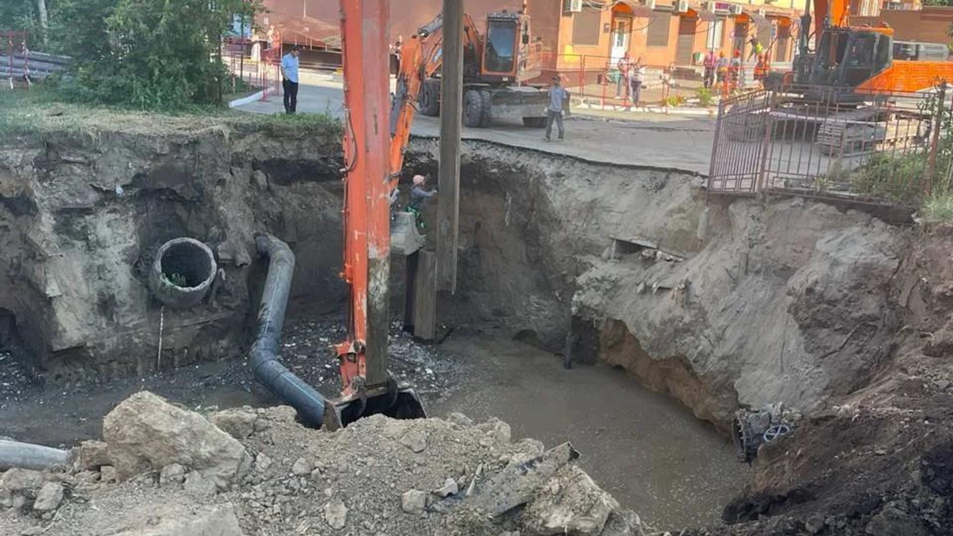 В Новосибирске расчищают коллектор после провала грунта, возникшего из-за ЧП