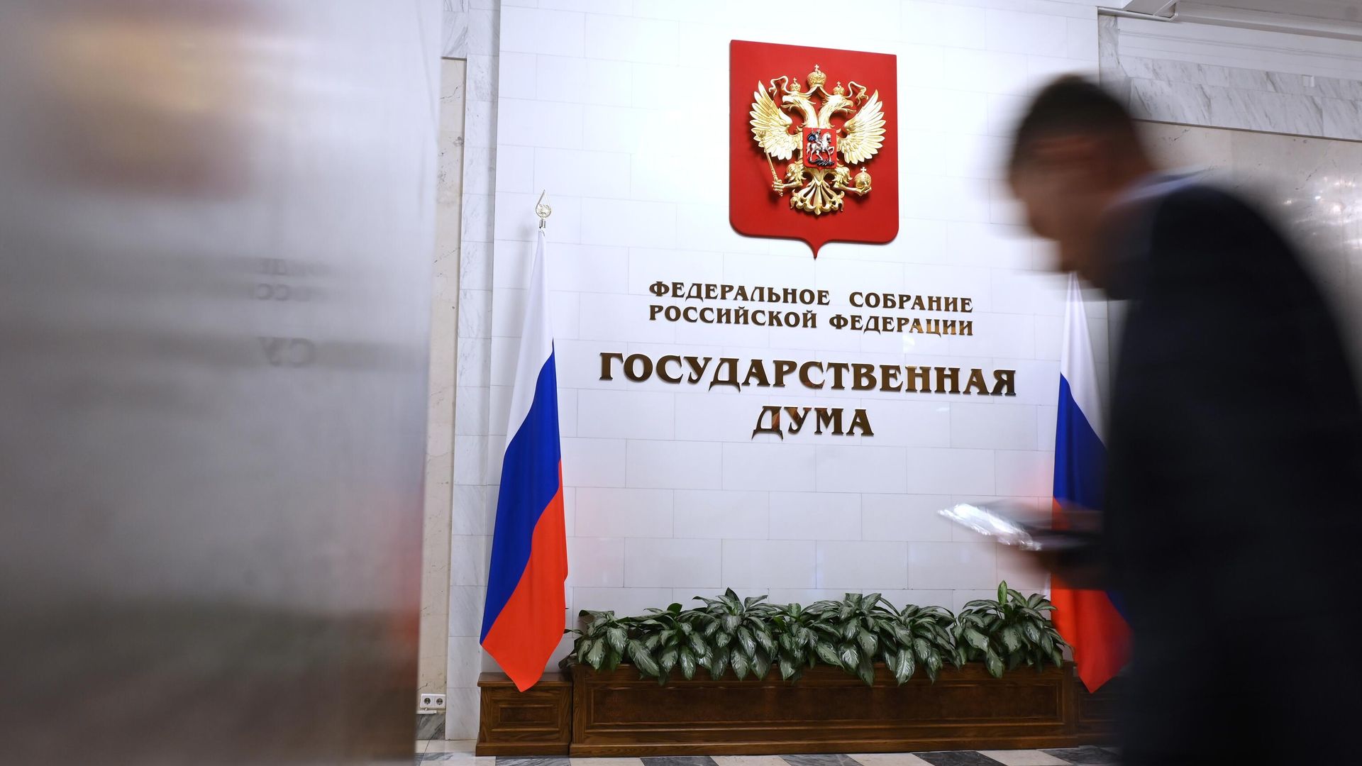 Госдума запретила предоставлять российское гражданство мигрантам с судимостью