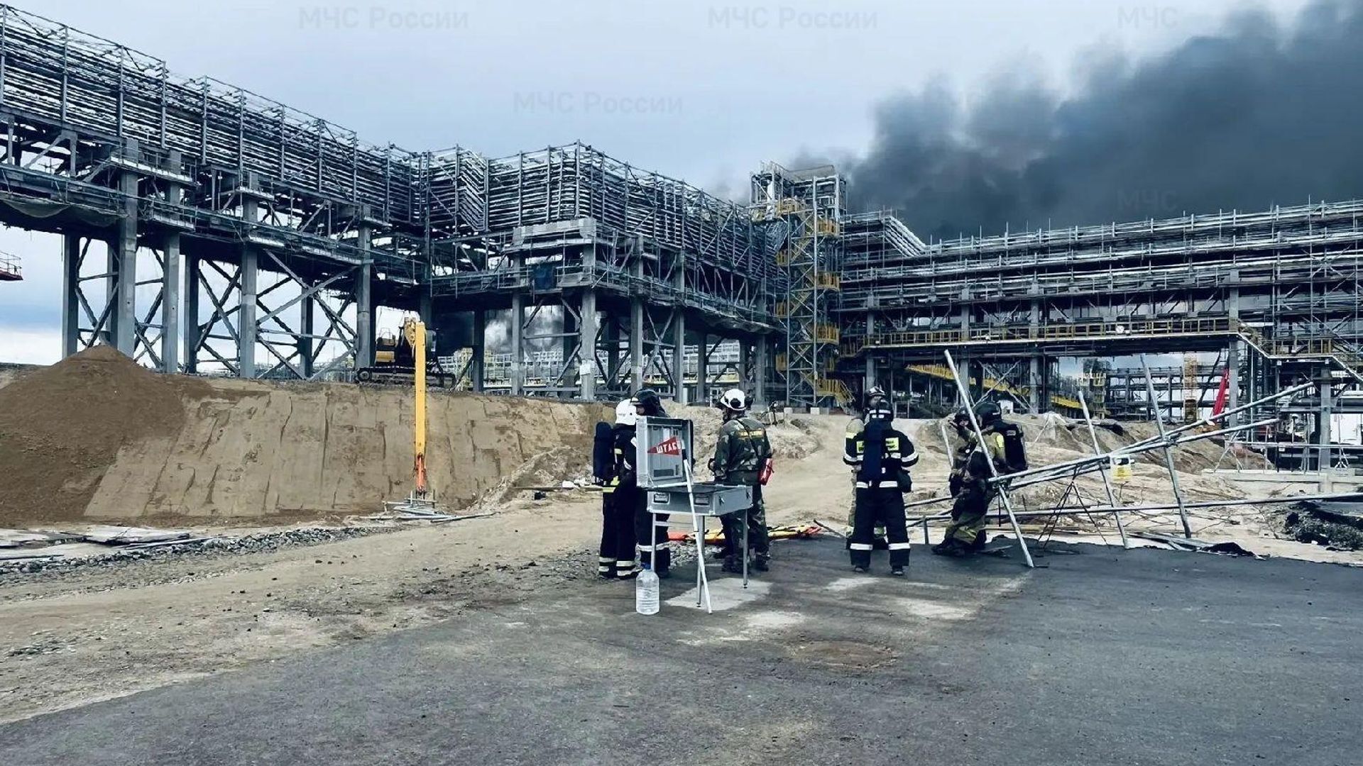 Спасатели проверяют территорию Амурского ГХК после пожара