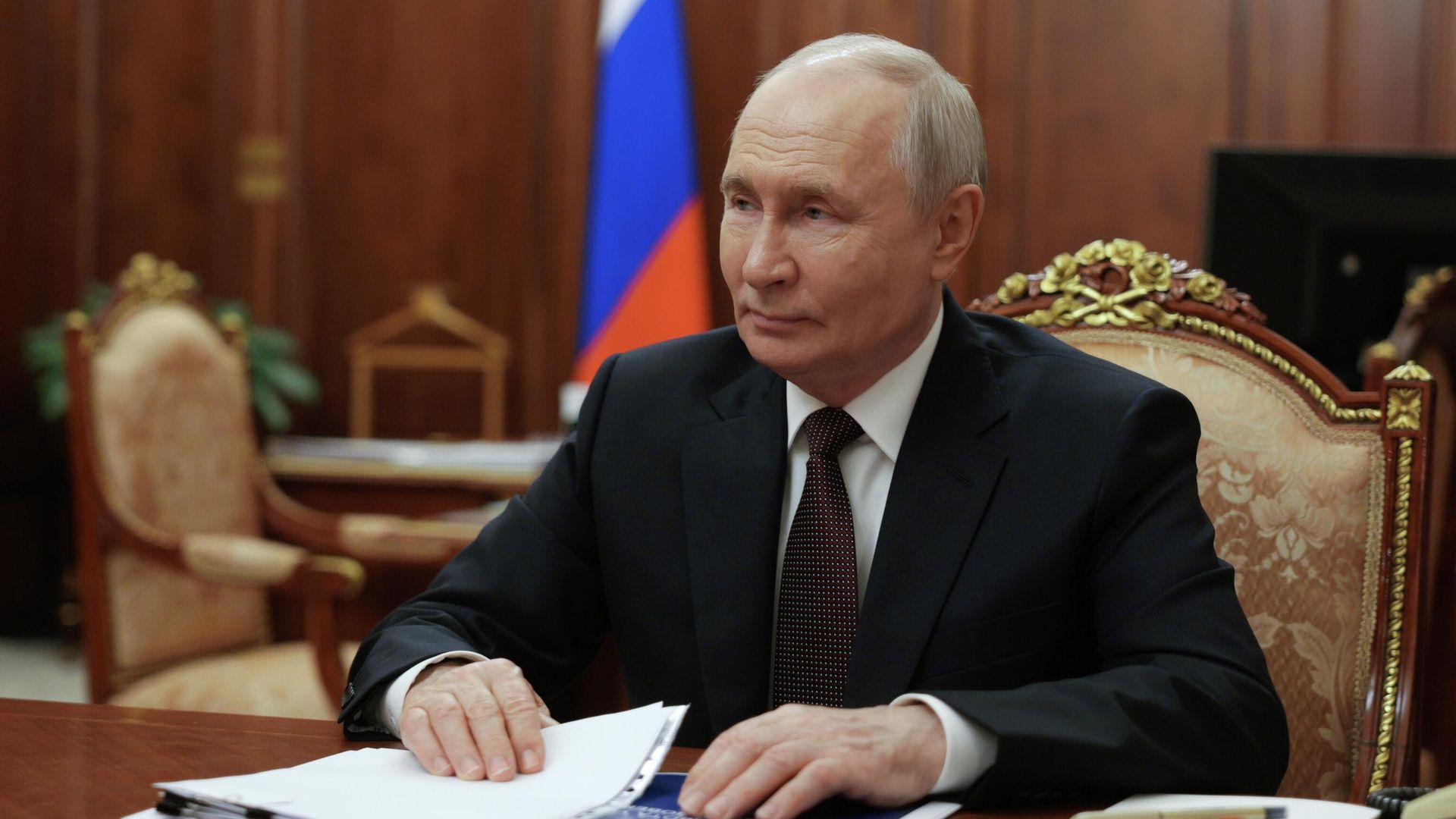 Медведев представил Путину новые учебники