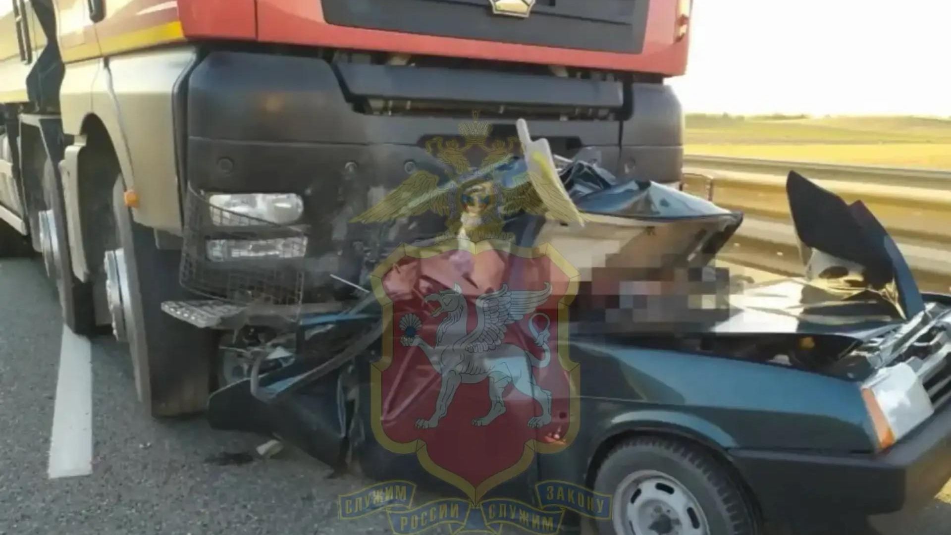 Грузовик в Крыму смял легковую машину: два человека погибли